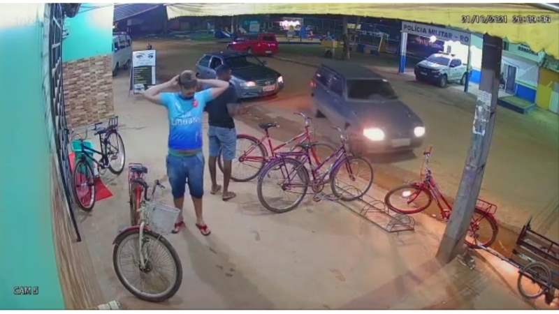 Ladrão furta bicicleta em frente a base da PM na capital, veja o vídeo