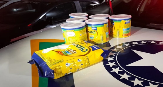 Polícia prende mulher e adolescente furtando leite em supermercado
