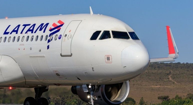 Justiça condena LATAM por separar menino de 3 anos da mãe em voo
