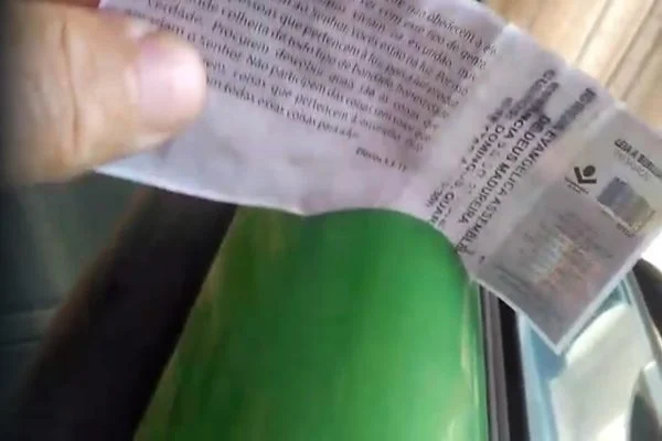 Linha ‘chilena’ de pipa corta parte de ônibus e motorista fica apavorado: “Nunca vi isso”