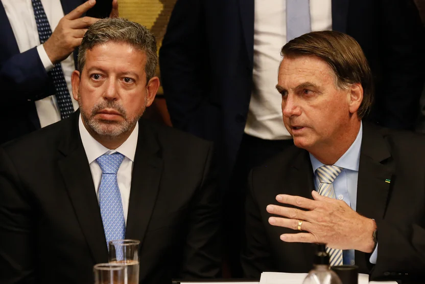 Presidente Jair Bolsonaro liga para Lira e acena com licença da Presidência, diz jornal