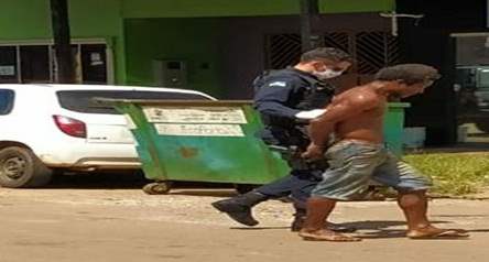 Homem ataca carro de idosa e leva surra do filho da vítima