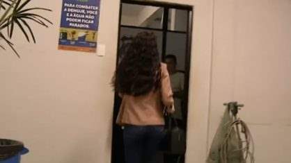 Mãe é presa após deixar dois filhos sozinhos em casa e um morrer
