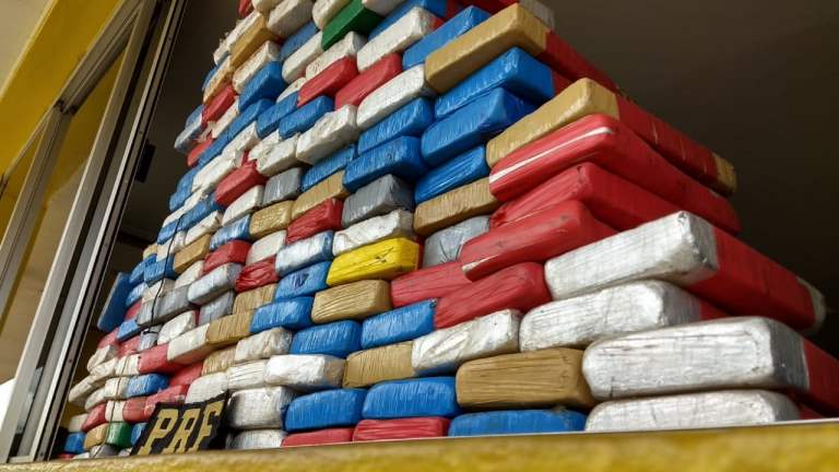 PRF apreende caminhonete com 157 kg de cocaína em Ji-Paraná