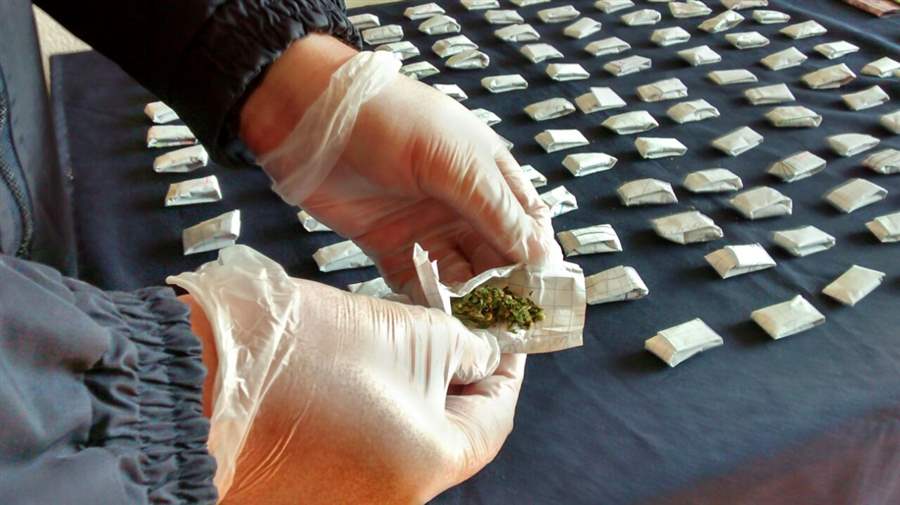 Preso homem quando jogava celulares e droga em presídio da Capital