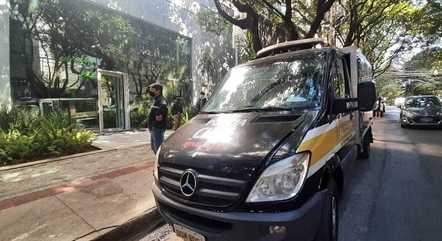 Mãe pode ter matado o filho de 6 anos a facadas e tesouradas, afirma polícia
