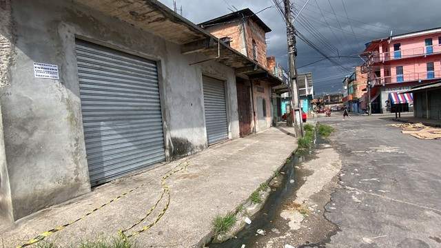 Dois homens morrem após encostarem em porta eletrocutada de padaria 