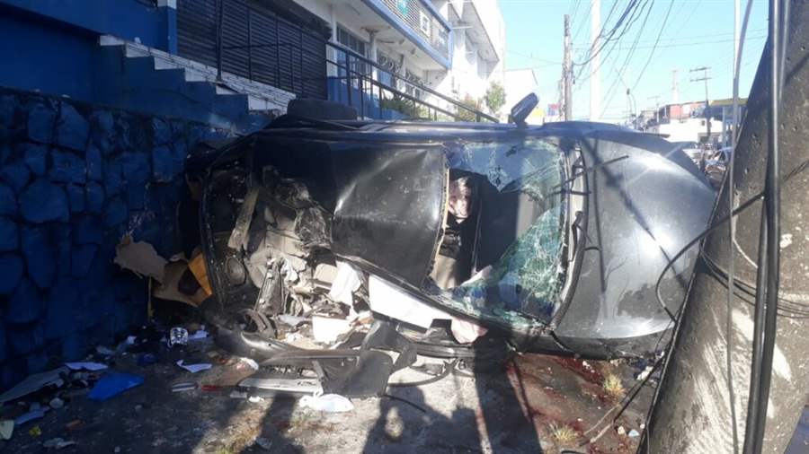 Motorista capota com carro cheio de cervejas e amigo passageiro morre na mesma hora