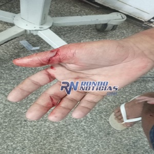 Jovem sofre tentativa de homicídio a faca e agressor foge em seguida