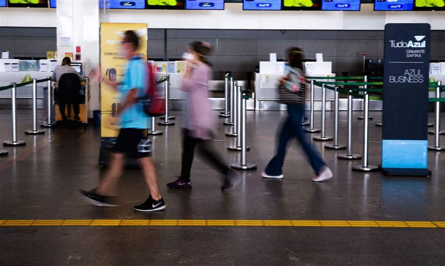 Uso de máscaras em aviões e aeroportos fica mais rígido
