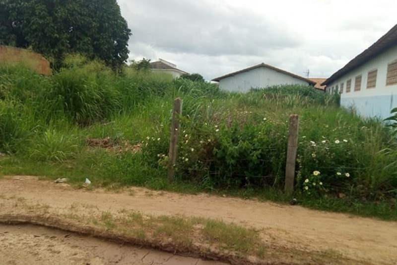 Mulher escapa de ser estuprada em terreno baldio na capital