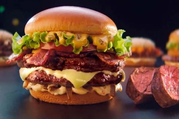 Procon proíbe venda do sanduíche “McPicanha” do McDonald’s por propaganda enganosa