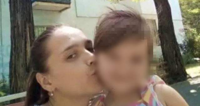 Mãe estrangula filha até a morte e esconde corpo no banheiro antes de jogá-la