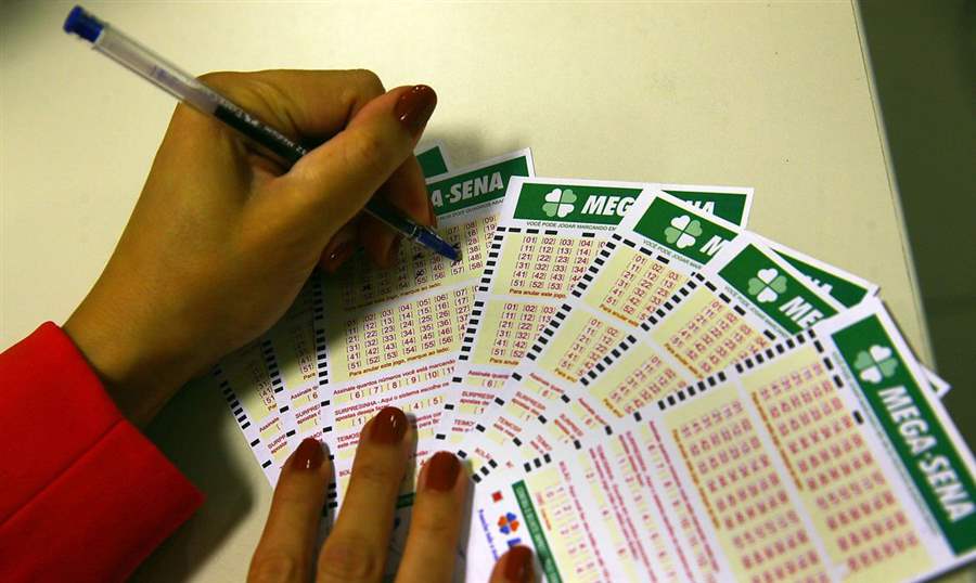 Mega-Sena acumula e deve pagar R$ 57 milhões para quem acertar as seis dezenas no dia 2
