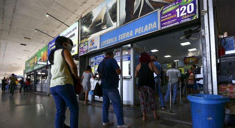 
Mega-Sena acumula e pode pagar R$ 6 milhões no próximo sábado; confira os números 