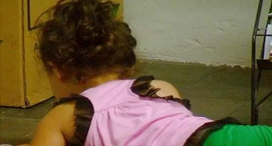 Presa mãe bêbada fazendo sexo, enquanto filha de dois anos pedia comida 