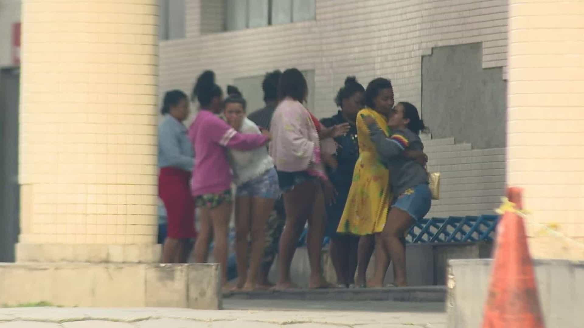 Menina de 11 anos perde a perna em acidente com carro alegórico no Rio de Janeiro
