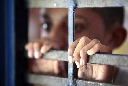 Menor de 16 anos deixa de jogar bola e é aprendido com comparsa 