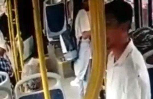 Em plena luz do dia, psicopata ataca idoso com faca dentro de ônibus; veja o vídeo do ataque