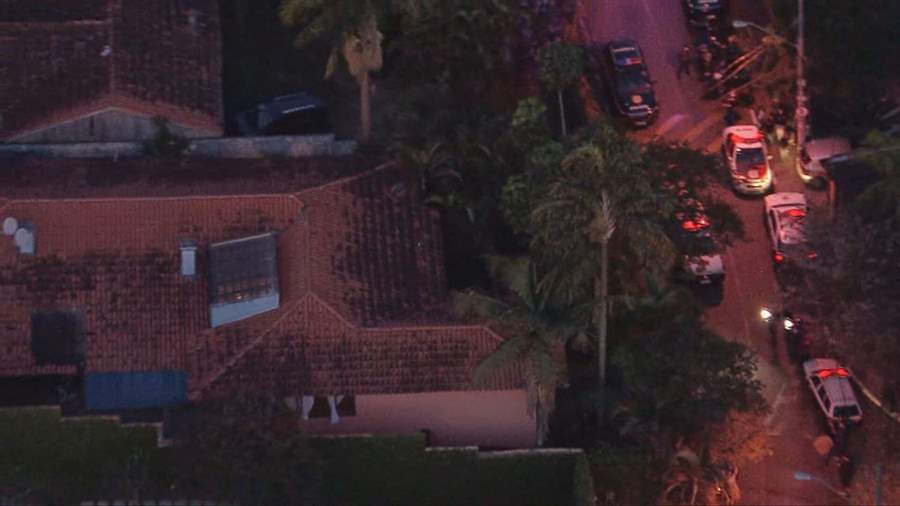 Homem mata namorada e atira em policiais em casa; três pessoas morreram