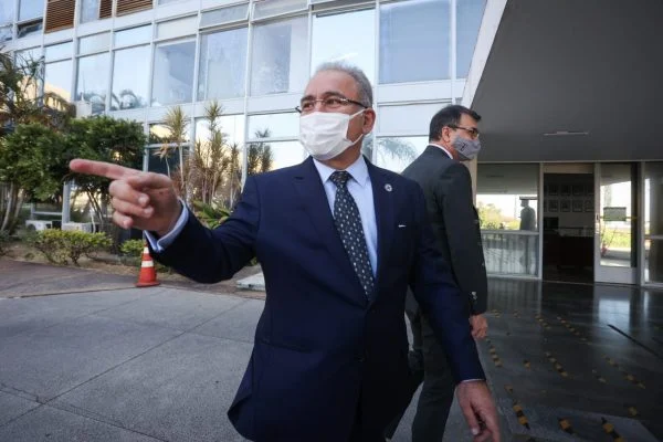Ministro Queiroga anuncia 3ª dose para idosos e profissionais de saúde