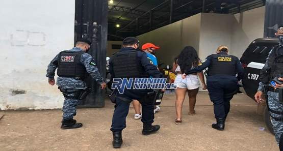 Pai e filha são presos por tráfico de drogas ao serem flagrados com pedra crack
