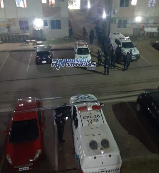 Quatro criminosos fazem família refém e roubam carro, notebook  e celulares 