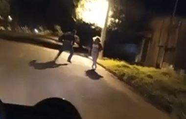 Mulher vai de pijama pegar o marido no bar e o caso termina em morte; assista