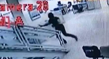 
Vigia de banco atira e mata faxineiro após discussão por porta giratória