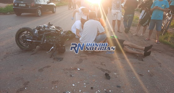 Casal em motocicleta colide em lateral de carro e fica em estado grave