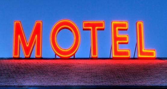 Cliente ocupa suíte de motel e paga despesa motosserra em garantia 