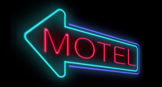 Preso homem bêbado que entrou em motel e destruiu 03 suítes com seu carro