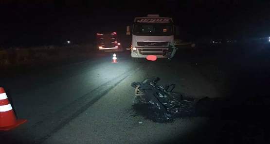 Motociclista morre ao ser atropelado por semirreboque na BR-364