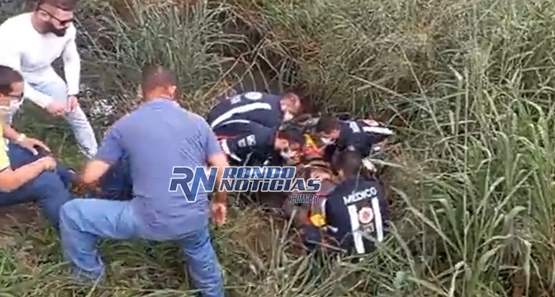 Irmãos colidem motocicleta no trânsito e caem em córrego em Porto Velho