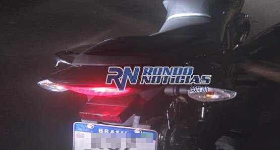 Dupla rouba motocicleta com rastreador que é recuperada em terreno baldio