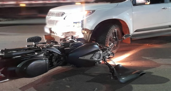 S10 faz conversão errada e atinge motociclista que sofre grave corte na perna
