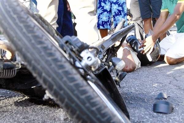 Dois homens ficam feridos em acidente entre carreta e motocicleta na capital