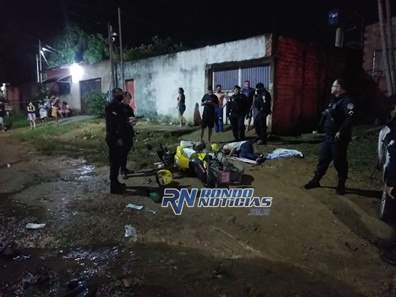 Mototaxista fica ferido com tiro na perna, e passageiro é morto com bala na cabeça