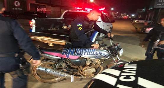 Jovens são presos com moto roubada durante abordagem da PM na zona leste

