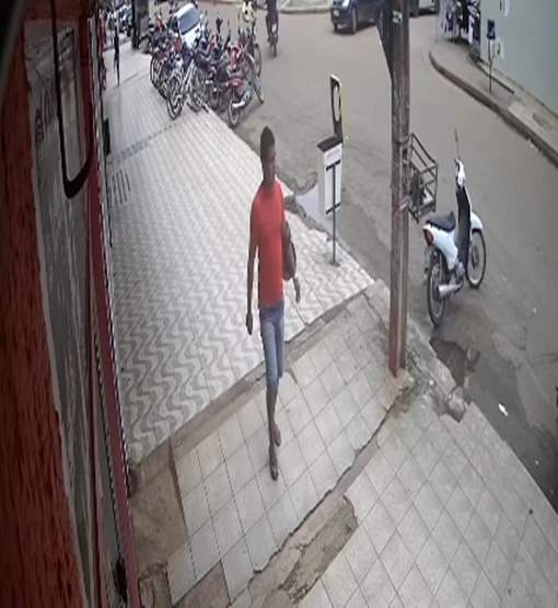 Ladrão é flagrado por câmeras de segurança  furtando motocicleta