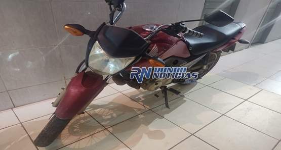 Dupla é presa trafegando em moto com restrição de roubo em Porto Velho