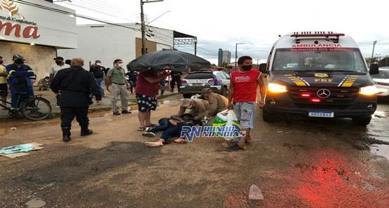 Grave acidente entre carro e moto deixa mãe e filho feridos na capital