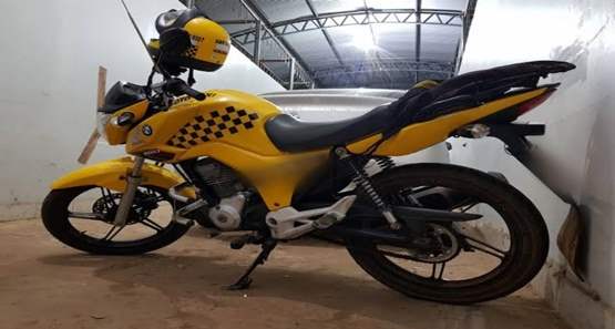Presos motaxista e comparsa jogando droga, celular e tabaco, em presídio