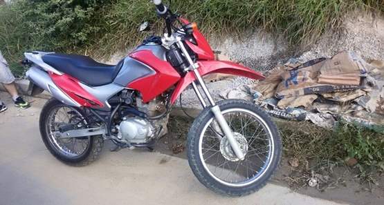 Dupla rouba moto de casal mas é presa; veículo tinha rastreador