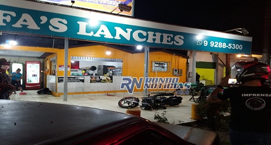 Motociclista fica em estado grave após perder controle e parar em lanchonete