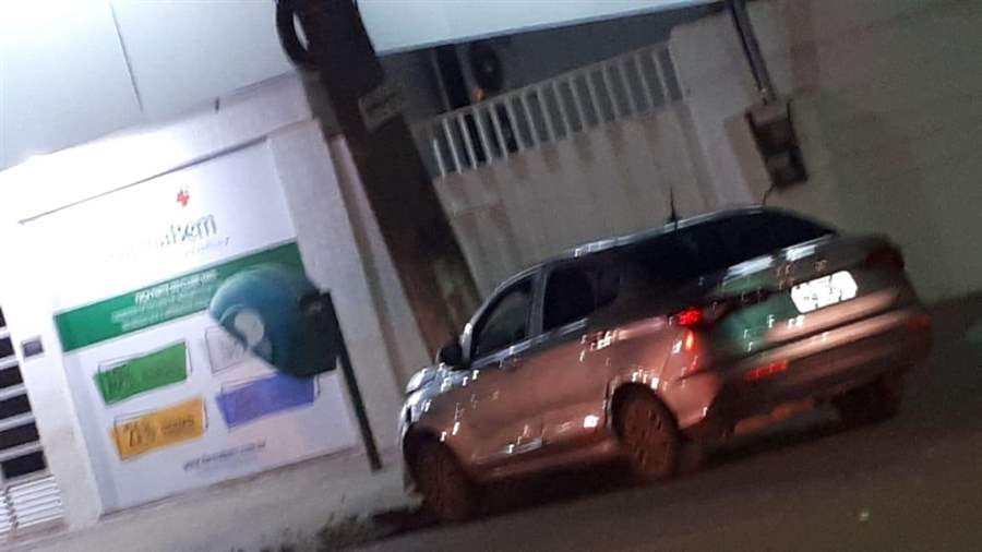 Com suspeita de embriaguez motorista bate em poste e causa transtorno