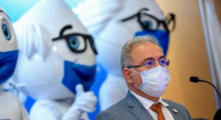 "País avança na vacina, mas está longe do fim da pandemia", afirma ministro da saúde