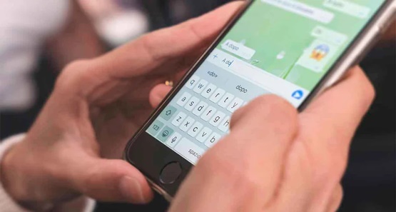 Marido enciumado agride esposa ao ver mensagem em celular 