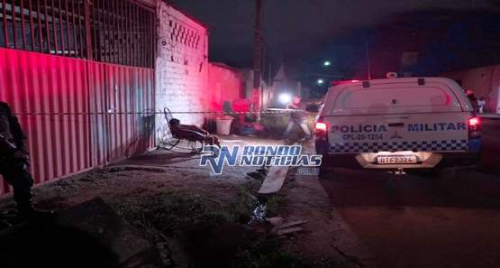 Mulher é encontrada morta sentada em cadeira na frente de sua residência

