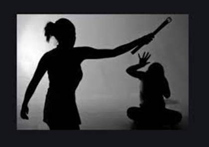 Mulher supostamente bêbada invade apartamento e espanca garota de 15 anos 